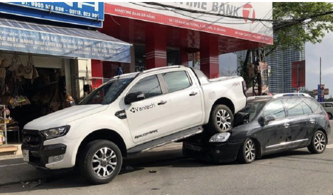 Những bất cẩn có thể dẫn đến tai nạn giao thông khi lùi xe ô tô